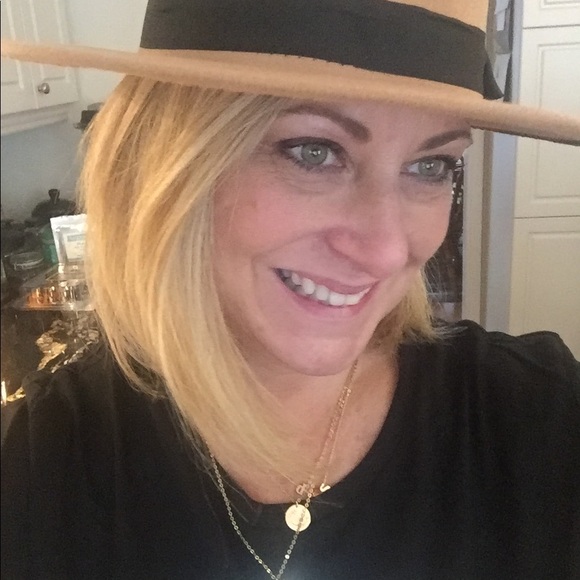 Meet your Posher, Deb - Picture 1 of 5